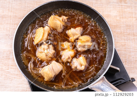 親子鍋で親子丼の調理 112929203