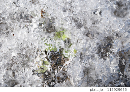 溶け始めた雪の氷のイメージ 112929656