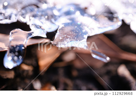 溶ける氷のイメージ素材 溶ける氷のイメージ素材 112929668