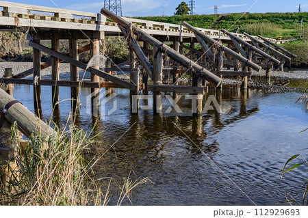 風変わりな木製の橋 112929693