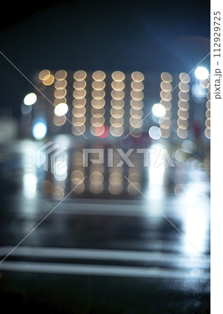 夜の雨 夜の街 雨の日 道路 背景素材 夜の雨 夜の街 雨の日 道路 背景素材 112929725