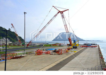 埠頭で作業するクローラークレーン 埠頭で作業するクローラークレーン 112930378