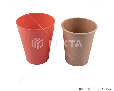 a plastic cup and a paper cup a plastic cup and a paper cup 112930493