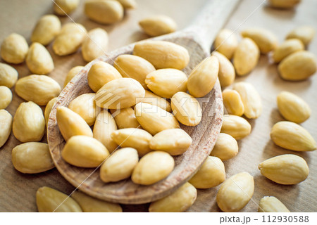 almonds almonds 112930588