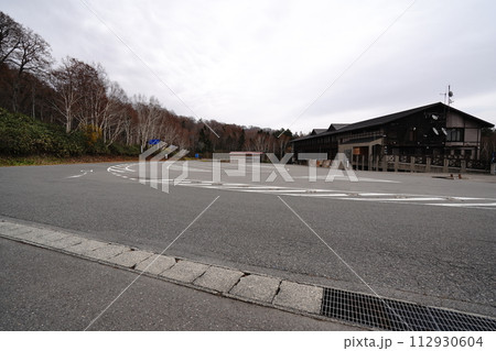 奥只見ダムから桧枝岐に向かう国道352号の途中にある尾瀬御池ロッジ付近　2023年11月4日 112930604
