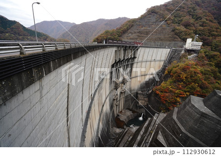 鬼怒川に架かる、アーチ式コンクリートダム 川治ダム 2023年11月4日 鬼怒川に架かる、アーチ式コンクリートダム 川治ダム 2023年11月4日 112930612