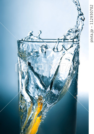 slice of lemon in a glass of water 112930782