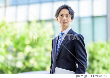 ビジネスマン 男性 外 ビジネスマン 男性 外 112930949