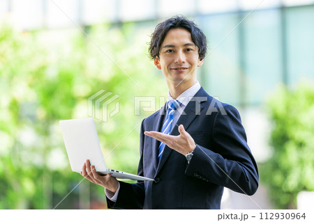 ビジネスマン　男性　外 112930964