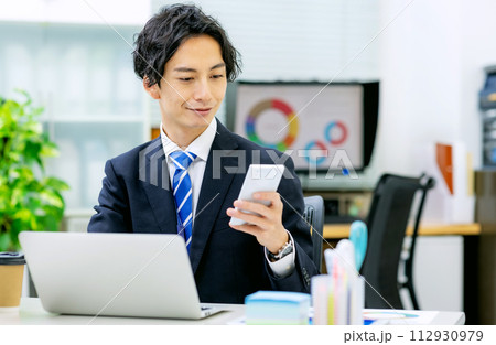 ビジネスマン　オフィス　スマホ 112930979