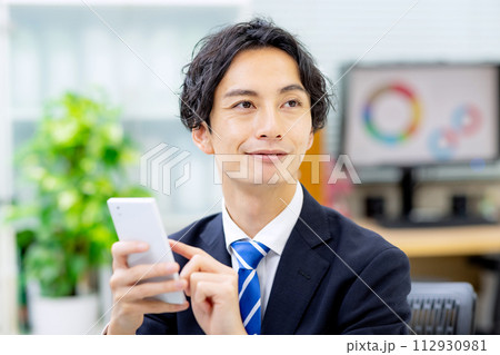 ビジネスマン オフィス スマホ ビジネスマン オフィス スマホ 112930981