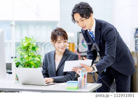 男女　オフィス　ビジネスイメージ 112931001