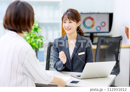 女性の相談に乗るスタッフ 112931012