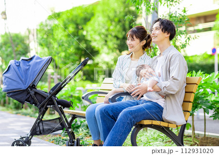 若い夫婦が赤ちゃんを抱っこしている 112931020