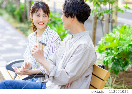 スマホを見るカップル スマホを見るカップル 112931022