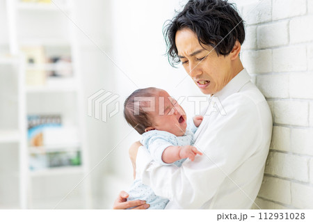 育児に困る男性　 112931028