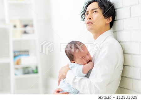 育児に困る男性 育児に困る男性 112931029