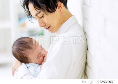 イクメン 男性 赤ちゃん イクメン 男性 赤ちゃん 112931031