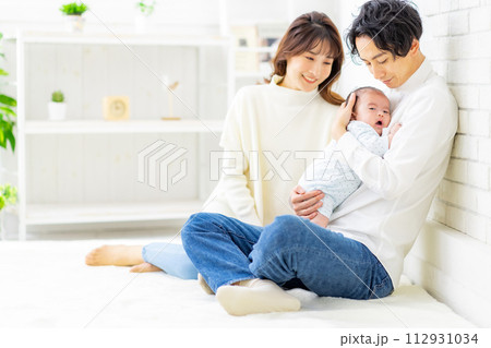 家族　赤ちゃん　幸せ 112931034
