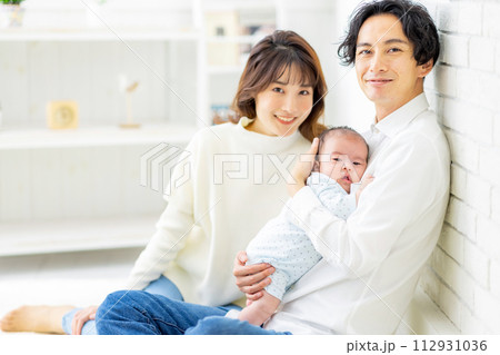 家族　赤ちゃん　幸せ 112931036