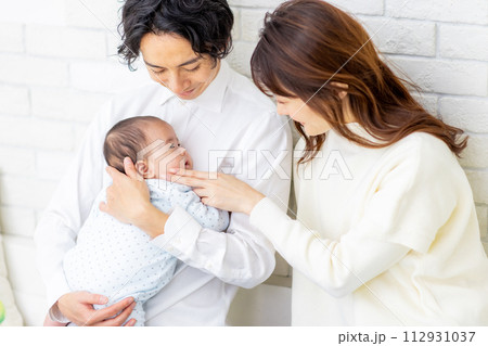 家族　赤ちゃん　幸せ 112931037