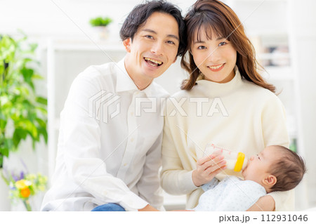赤ちゃんにミルクをあげる夫婦 112931046