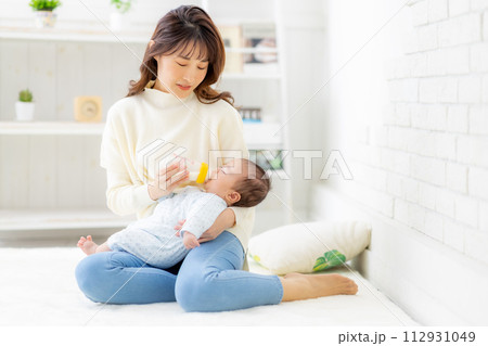 子育てに疲れた女性 112931049