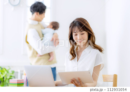 家で子育てをしながら仕事をする 112931054