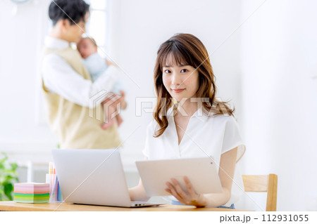 家で子育てをしながら仕事をする 112931055