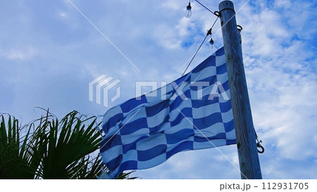 青空にはためくフラッグ 青空にはためくフラッグ 112931705
