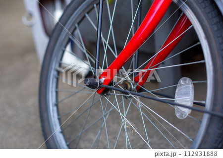 粗大ごみに出した自転車 112931888