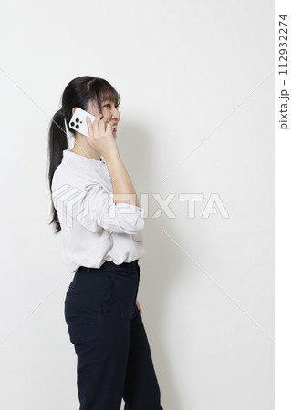 女性 20代 事務 白背景 スペース 女性 20代 事務 白背景 スペース 112932274