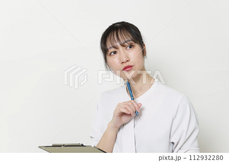 女性　20代　事務　白背景　スペース 112932280