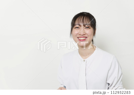 女性 20代 事務 白背景 スペース 女性 20代 事務 白背景 スペース 112932283