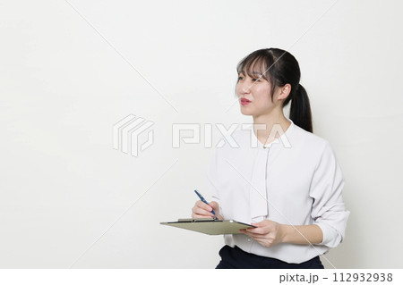 女性　20代　事務　白背景　スペース 112932938
