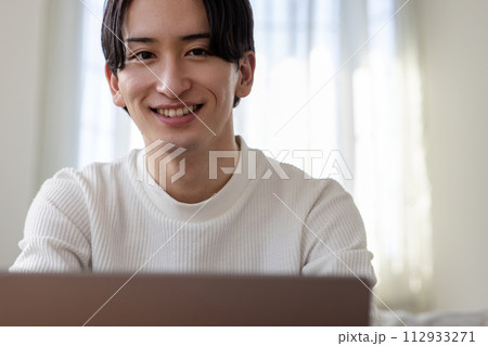 パソコンを見る男性 112933271