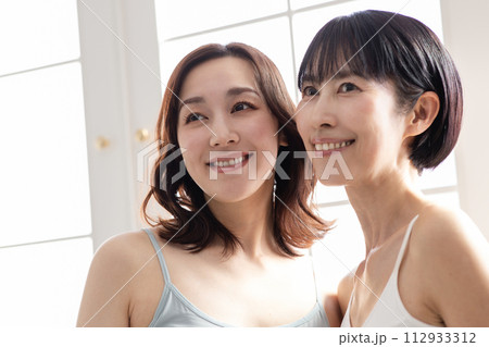 窓辺に立つ女性 112933312