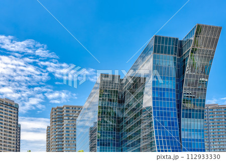 横浜みなとみらいの都市風景　ベイコートと高層マンション 112933330