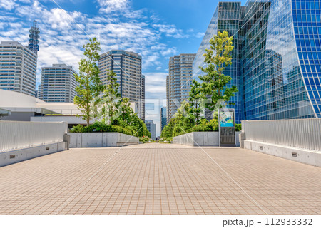 横浜みなとみらいの都市風景 ベイコートと高層マンション 横浜みなとみらいの都市風景 ベイコートと高層マンション 112933332