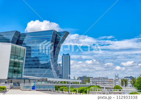横浜みなとみらいの都市風景　ベイコートと高層マンション 112933338