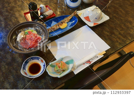 旅館の夕食 112933397