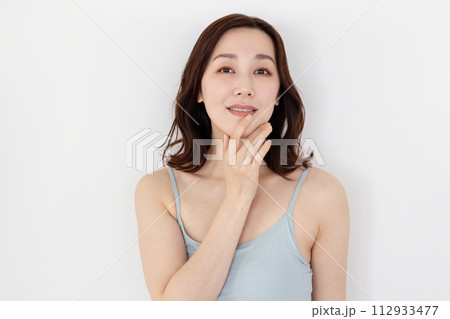 頬を触る若い女性 112933477