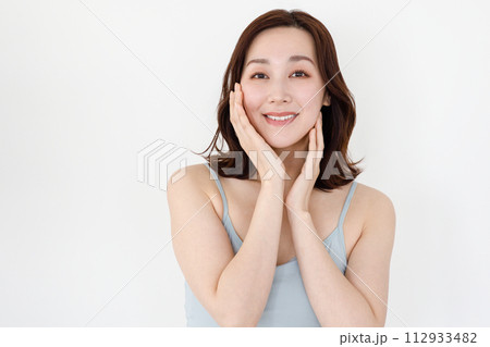 頬を触る若い女性 112933482