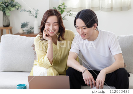 仲良くパソコンを見る男女 112933485