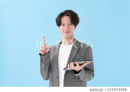 タブレットを持って指差しする男性 タブレットを持って指差しする男性 112933498