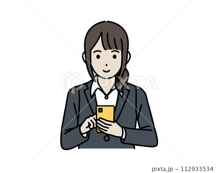 スマートフォンを使う女性会社員のイラスト 112933534