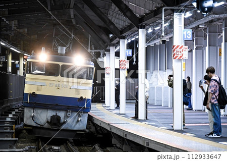 駅を通過するEF65 501 112933647
