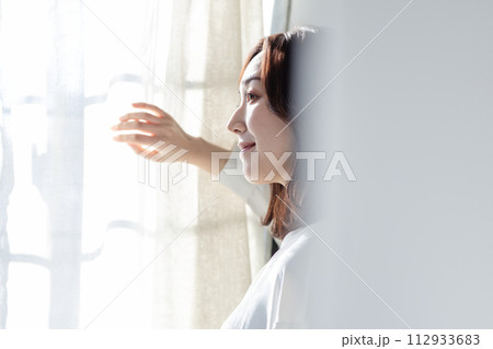 窓辺に立つ女性 窓辺に立つ女性 112933683