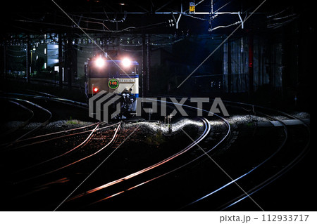 入替中のEF64 1053 上野駅開業140周年ヘッドマーク付き 112933717