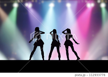 ステージ上の3人の女性アイドルとカラフルなスポットライト 112933778